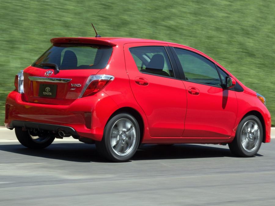  Toyota Yaris SE 5-Door 2011 года  (US) (фото 4 из 8)